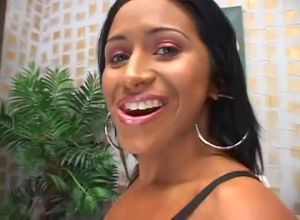 Карлик латинос дрюкает свою большую подружку